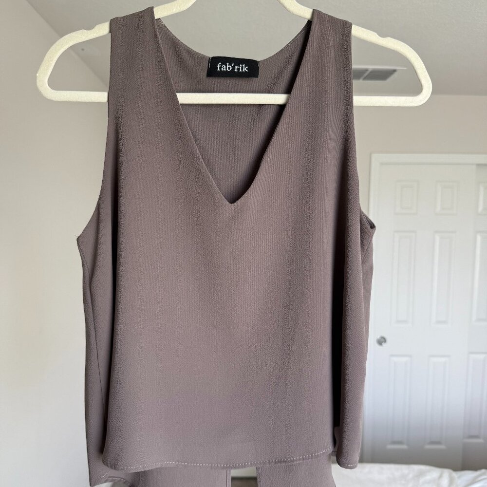 Women's Brown Top Flowy Sleeveless Tank V Neck Back Slit Neutral Size Small